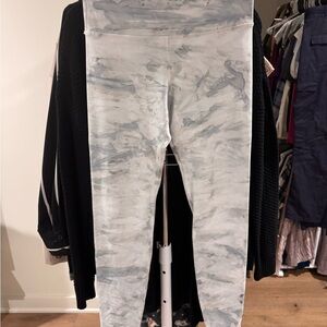 Mika Yoga Wear Gray Marble Print High Rise Leggings – Size L